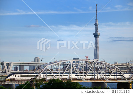 穿越天空樹和復古桁架橋的京成 Skyliner 穿越天空樹和復古桁架橋的京成 Skyliner 81231115
