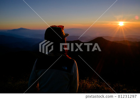 高山植物盛開的名山旭山（朝日山脈），由美麗的山脊和雪谷交織而成的壯麗山景 81231297