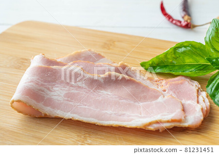Sliced bacon 81231451