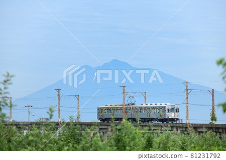 穿過磐城山和蘋果園之間的混凝土橋的港南鐵道大木線7000系列列車 81231792