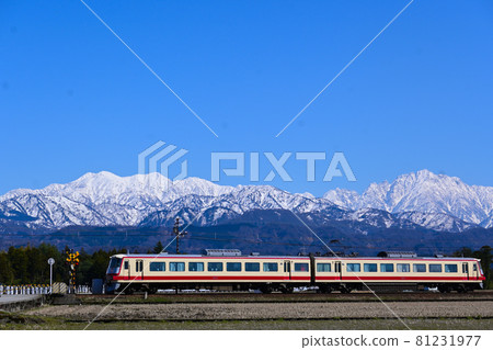 富山縣 富山千穗鐵路 田園風光&雪山&晴朗&鐵路道口&機車車輛（特快列車） 81231977