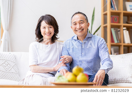Senior couple relaxing in the living room 81232029
