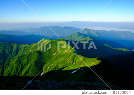 Mt. Asahi (Asahi mountain range), a famous mountain with alpine plants in full bloom and a magnificent mountain landscape woven by beautiful ridges and snowy valleys Mt. Asahi (Asahi mountain range), a famous mountain with alpine plants in full bloom and a magnificent mountain landscape woven by beautiful ridges and snowy valleys 81233004