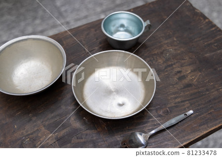 舊木桌上的氧化鋁餐具 81233478