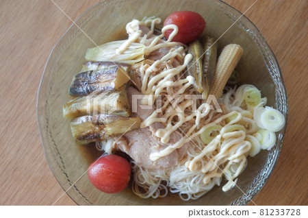Bukkake 素面配夏季蔬菜和豬肉涮涮鍋 Bukkake 素面配夏季蔬菜和豬肉涮涮鍋 81233728