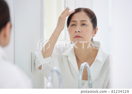 關心頭髮的資深婦女 81234129