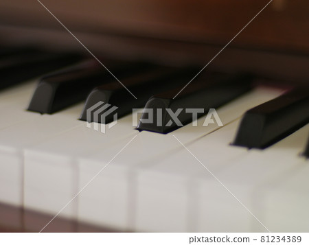 piano 81234389