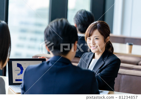 商業女性在辦公室有業務洽談 81234857
