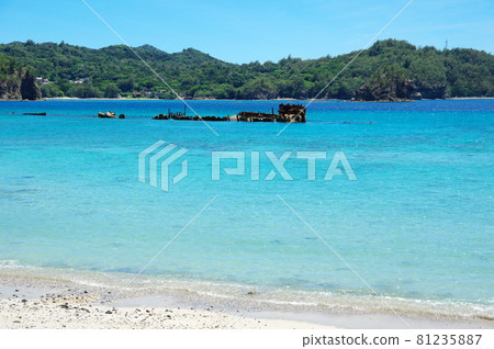 Chichijima / Sakaiura Beach sunken ship (Hamae Maru) [Ogasawara Village, Tokyo] 81235887