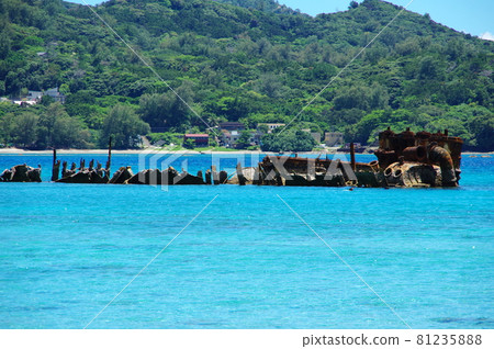 Chichijima / Sakaiura Beach sunken ship (Hamae Maru) [Ogasawara Village, Tokyo] 81235888