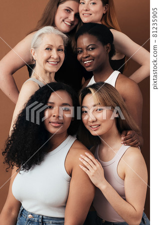 group, female, portrait 81235905