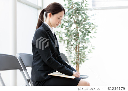 急躁焦慮的求職學生形象，社會新成員 81236179