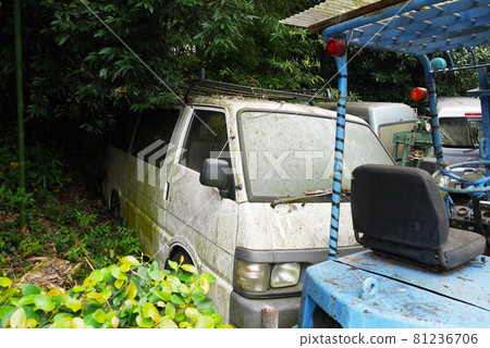 留下一輛報廢的汽車 81236706