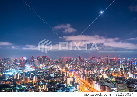 《大阪府》大阪市中心的夜景和月光 《大阪府》大阪市中心的夜景和月光 81236834