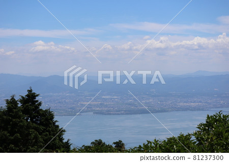 從比叡山山頂看到的琵琶湖,一座朦朧的城市,山,田,雲,藍天 從比叡山山頂看到的琵琶湖,一座朦朧的城市,山,田,雲,藍天 81237300