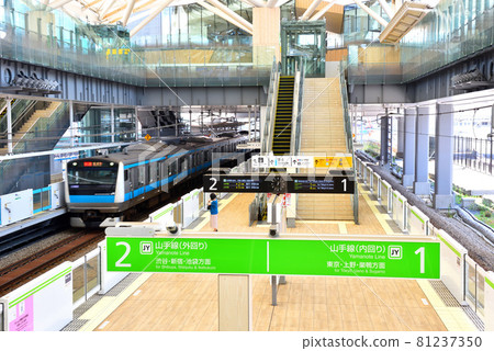 View of JR Tokyo Takanawa Gateway Station platform 81237350
