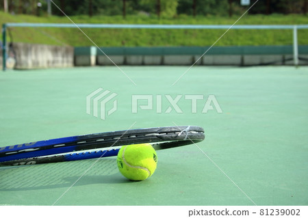 Tennis court, racket and tennis ball 81239002