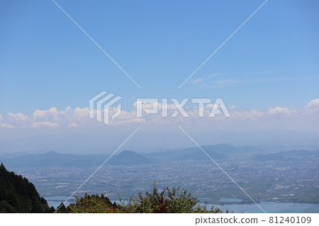 Green trees and mountains from the summit of Mt. Hiei, blue Lake Biwa, Omi Fuji, the town, the fields, the clouds, and the scenery of Shiga in the blue sky 81240109