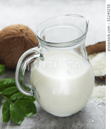 Fresh coconut milk 81240256