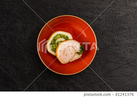 典型的新年菜日本料理新年菜（OSECHI） 81241376