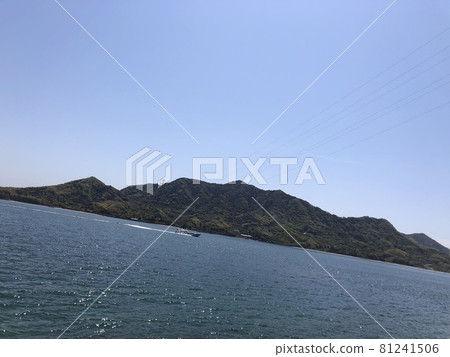 《從兔子島（奧野島）出發的海、山、藍天的風景》（廣島縣竹原市） 81241506
