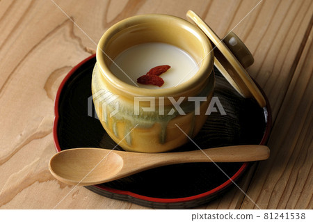小罐子裡的安寧豆腐，配枸杞和木勺 81241538