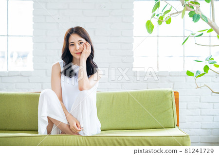 年輕女子在客廳放鬆 年輕女子在客廳放鬆 81241729