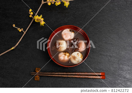 Osuiko sweet red bean (adzuki) soup 81242272