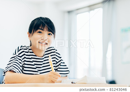 Elementary school girl studying at a cram school Photographing cooperation: Japanese language school attached to Chuo Institute of Technology Elementary school girl studying at a cram school Photographing cooperation: Japanese language school attached to Chuo Institute of Technology 81243046