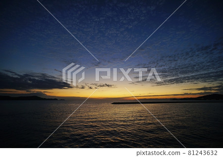 秋天傍晚的天空和大海 秋天傍晚的天空和大海 81243632