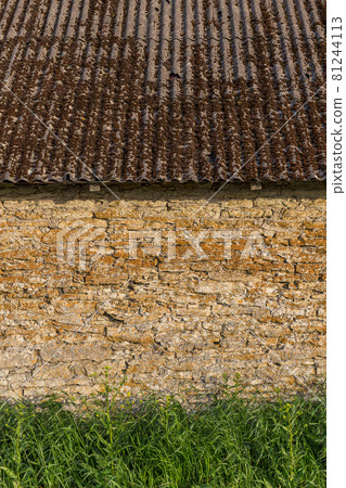 stone wall with grass 81244113