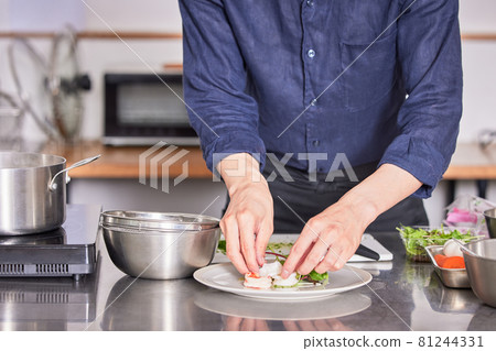 Hand-cooking male image of a young man in an apron serving shrimp and squid Hand-cooking male image of a young man in an apron serving shrimp and squid 81244331