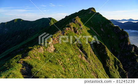 Clear sky and Mt. Tanigawa Oki's ears 81245239