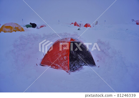 冬天的立山室堂帳篷 冬天的立山室堂帳篷 81246339