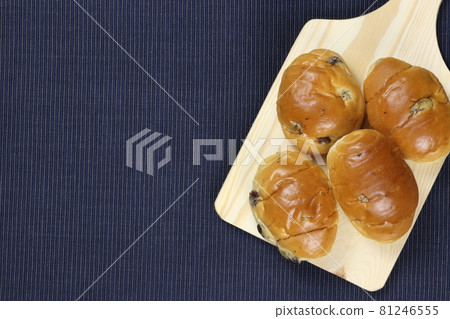 Served raisin rolls Served raisin rolls 81246555