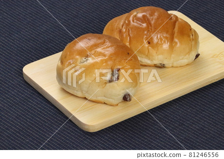 Served raisin rolls Served raisin rolls 81246556