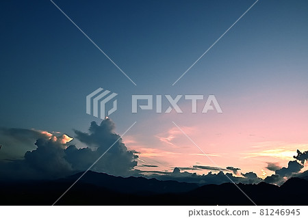 The setting sun is setting on the edge of the mountain and the sky is dyed in madder red The setting sun is setting on the edge of the mountain and the sky is dyed in madder red 81246945