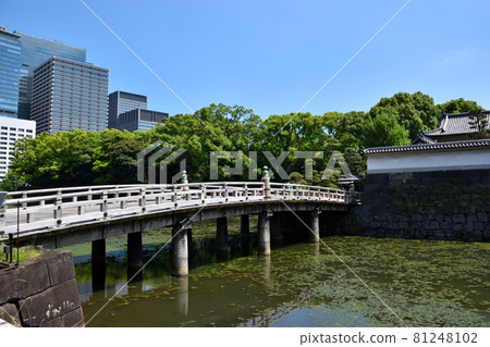 Hirakawa Bridge over the main moat of the Imperial Palace 81248102