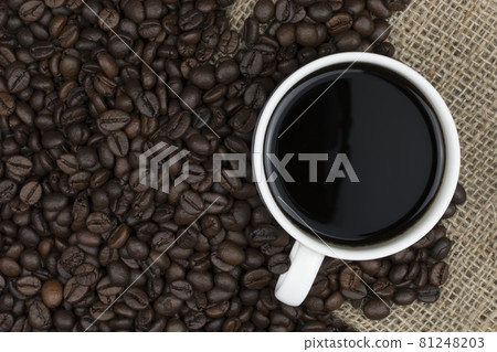 black coffee in cup on coffee beans background black coffee in cup on coffee beans background 81248203