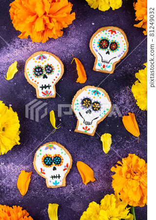 Day of the Dead cookies in shape of sugar skull. 81249032