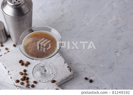 Espresso Martini cocktails with coffee beans 81249192