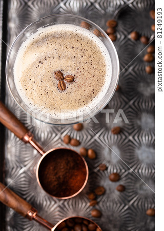 Espresso Martini cocktails with coffee beans 81249193
