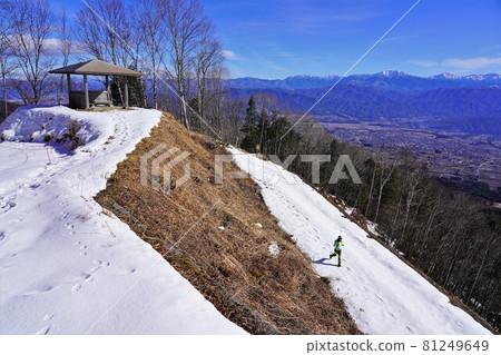 Southern Alps and runners from the end station of Mt. Utsugi forest road in winter Southern Alps and runners from the end station of Mt. Utsugi forest road in winter 81249649