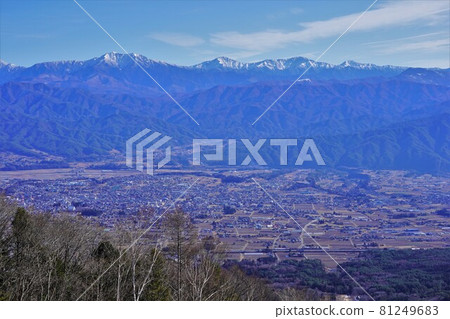 冬天從內木山林道盡頭看南阿爾卑斯山和駒根的城市景觀 81249683