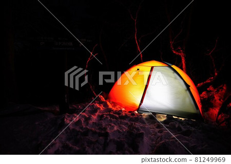 A tent stretched over the head of Yonazawa on the ridge of Mt. Utsugi in winter 81249969
