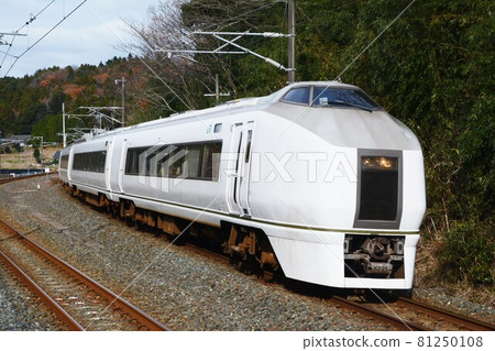 651 series regular train going south on the Joban Line 651 series regular train going south on the Joban Line 81250108