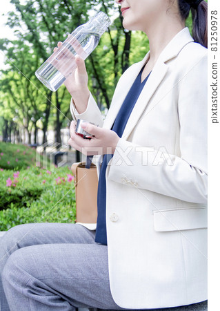 業務場景女性 業務場景女性 81250978