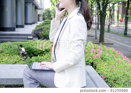 商業場景女性個人電腦 商業場景女性個人電腦 81250980