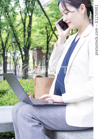 商業場景女性個人電腦 81250981