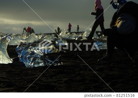 Ice block Diamond Beach Jokulsárlón glacier lake Blue shining jewel glacier Iceland 81251516